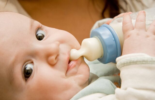 Когда следует перейти с грудного молока на смесь: советы кормящим мамам Родители и дети,грудное вскармливание,дети,мамы,переход,смесь,советы