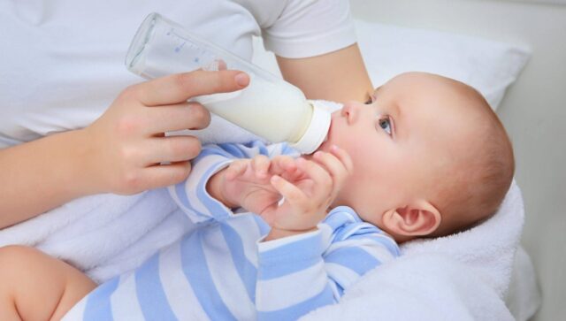 Когда следует перейти с грудного молока на смесь: советы кормящим мамам