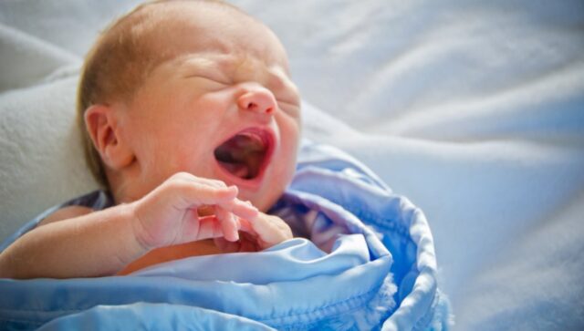 Почему новорожденные дети плачут: основные причины