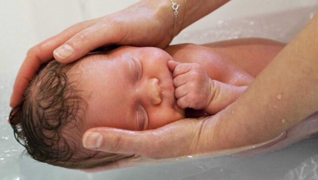 Как купать и закаливать новорожденного ребенка