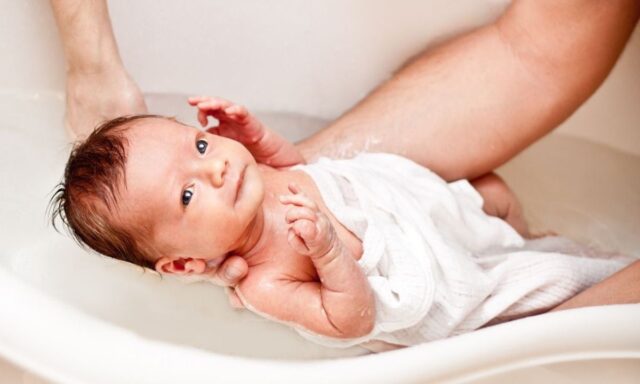 Как купать и закаливать новорожденного ребенка