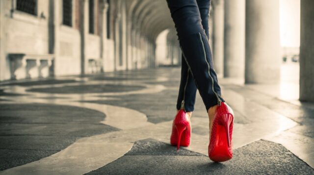 Чем может навредить обувь на высоком каблуке и почему стоит от нее отказаться